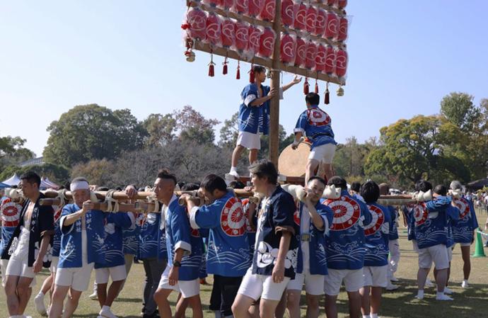 府民交流フェスタのだいがくによる神輿パフォーマンスの様子