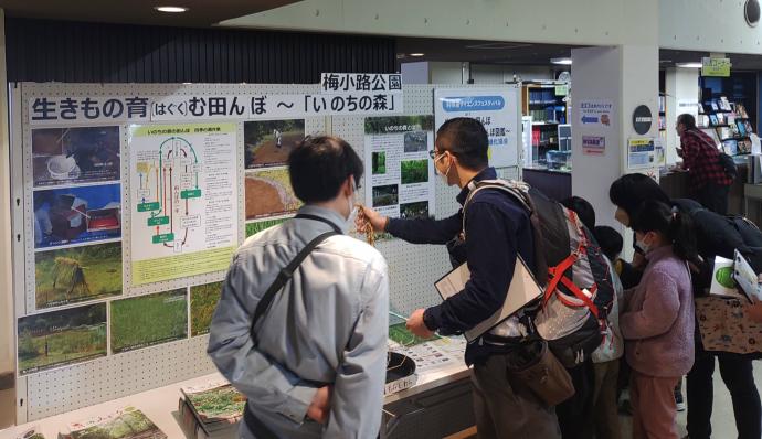 科博連サイエンスフェス梅小路公園ブースのようす