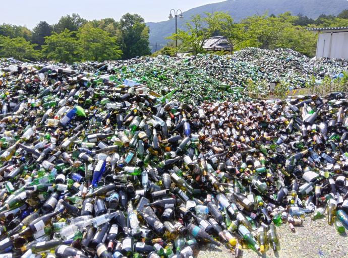 廃棄ガラスの山