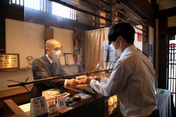 時岡さんが店内で接客する様子