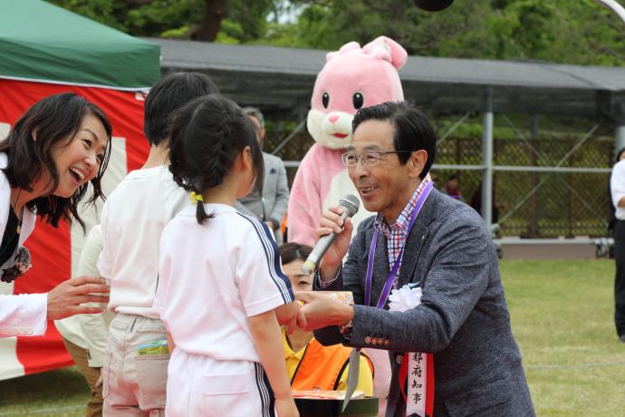 代表園児から知事へのプレゼント