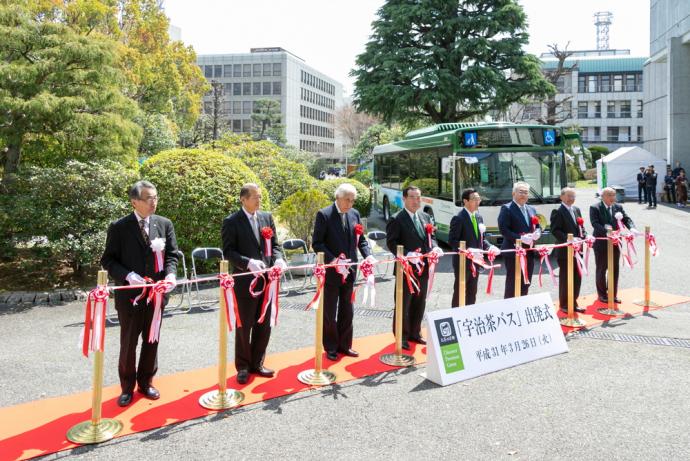 「宇治茶バス」出発式テープカットの様子