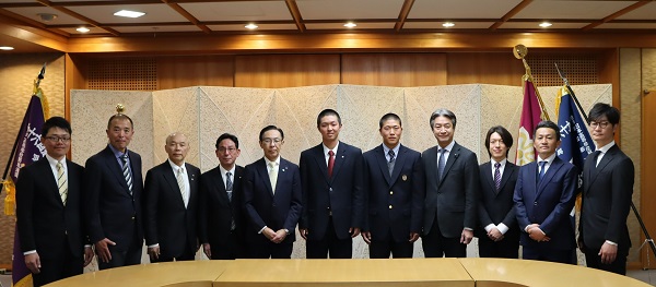 京都外大西高等学校・京都国際高等学校硬式野球部が来庁に出席する知事