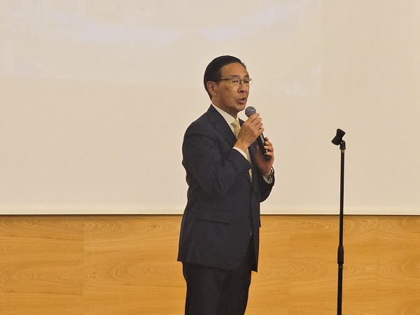 「京都を学ぶ―文化資源を発掘する―」第一期完結記念シンポジウムに出席する知事