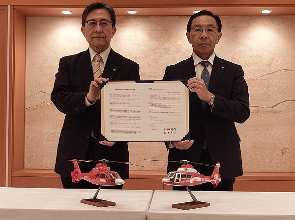 京都府広域航空消防防災体制の整備に関する基本協定書締結式に出席する知事