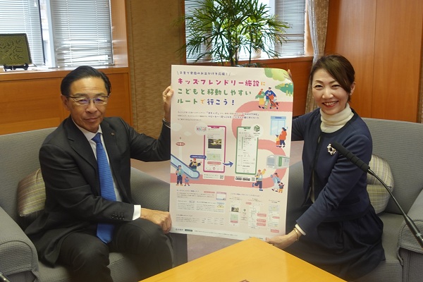 「Kyoto Child Smile（エフエム京都）」の収録に出席する知事