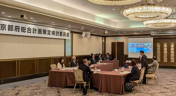 第1回京都府総合計画策定検討委員会に出席する知事