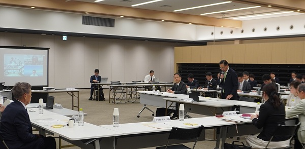 第2回京都府総合計画策定検討委員会に出席する知事