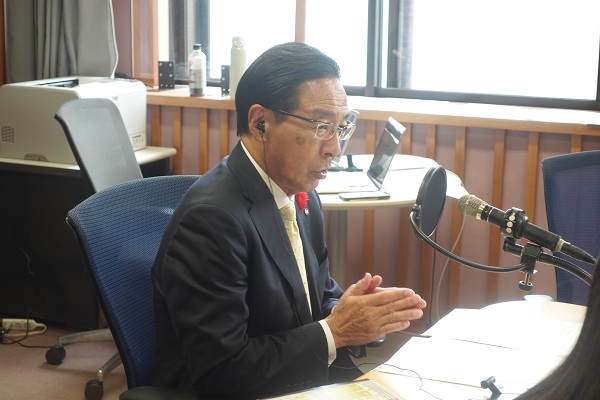 「京都トークRUN」に出演する知事