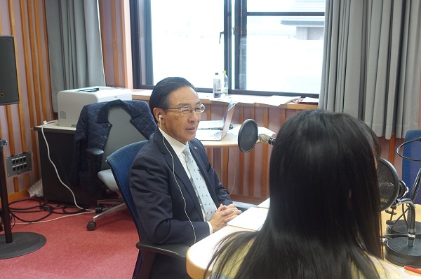 「京都トークRUN」に出演する知事