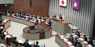 11月府議会定例会に出席する知事