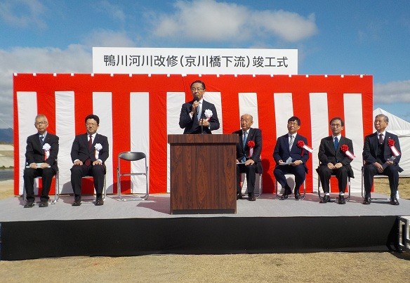 鴨川河川改修（京川橋下流）竣工式に出席する知事