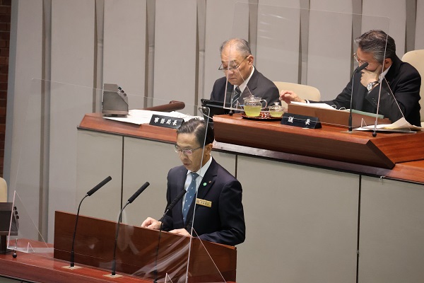 4月府議会臨時会に出席する知事