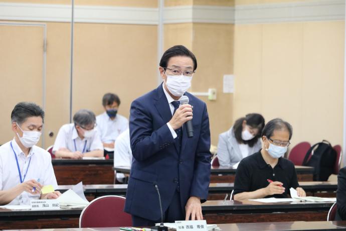 新型コロナウイルス感染症対策専門家会議の開催に出席する知事