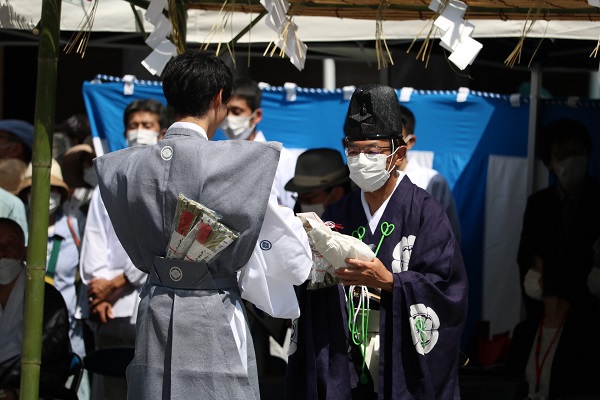 祇園祭・後祭の山鉾巡行に出席する知事