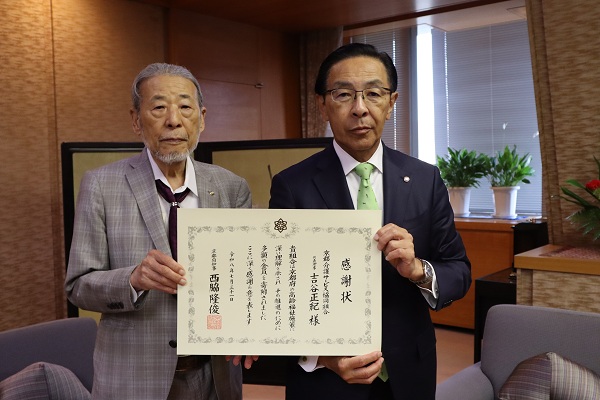 寄附受入に伴う感謝状贈呈に出席する知事