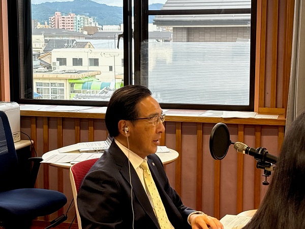 「京都トークRUN」に出演する知事