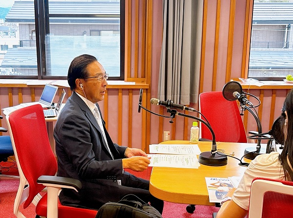 「京都トークRUN」に出演する知事