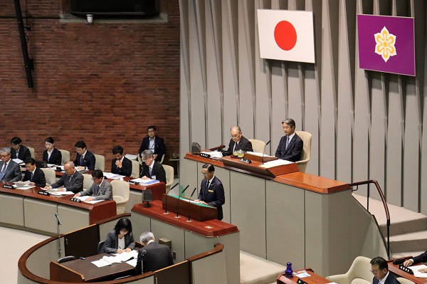 5月府議会臨時会に出席する知事