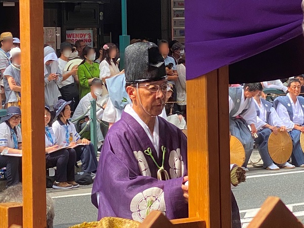 祇園祭・前祭の山鉾巡行に出席する知事