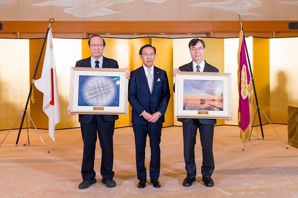 京都府特別栄誉賞授与式に出席する知事