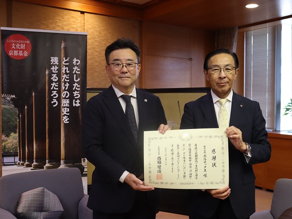 寄附受入に伴う感謝状贈呈に出席する知事