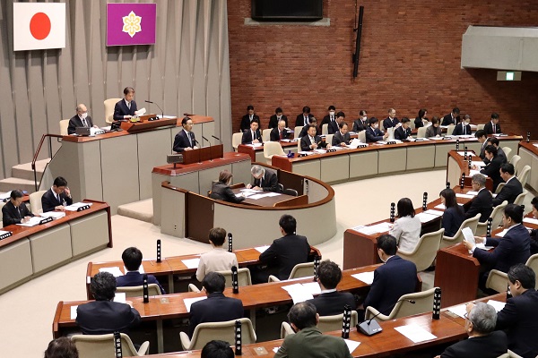 2月府議会定例会に出席する知事