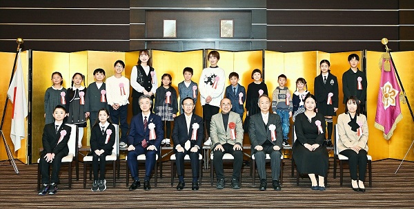 令和7度「家族ふれあい大賞」第29回「明るい家庭づくり(家庭の日)絵画展」表彰式に出席する知事