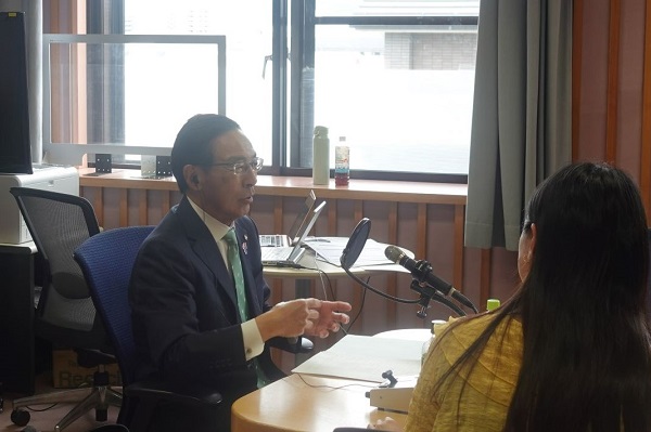 「京都トークRUN」に出演する知事