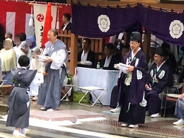 祇園祭・前祭の山鉾巡行に出席する知事
