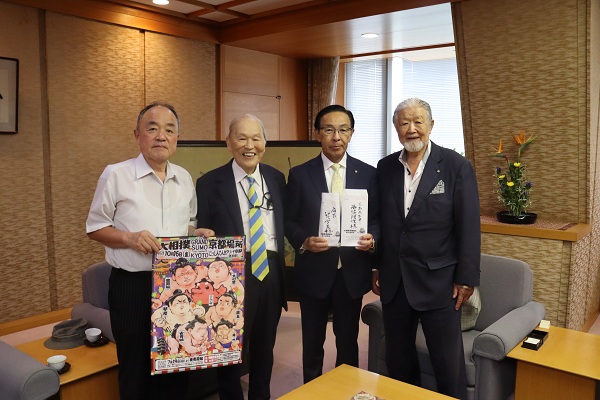 大相撲京都場所実行委員会の表敬訪問に出席する知事