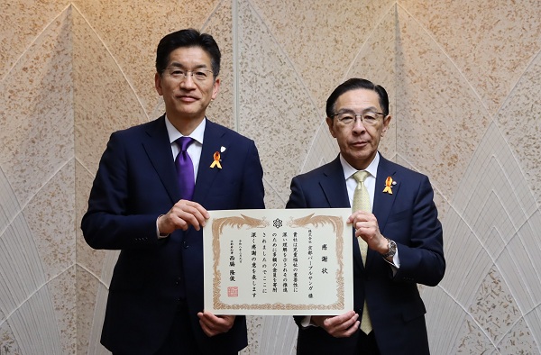 寄附受入に伴う感謝状の贈呈に出席する知事