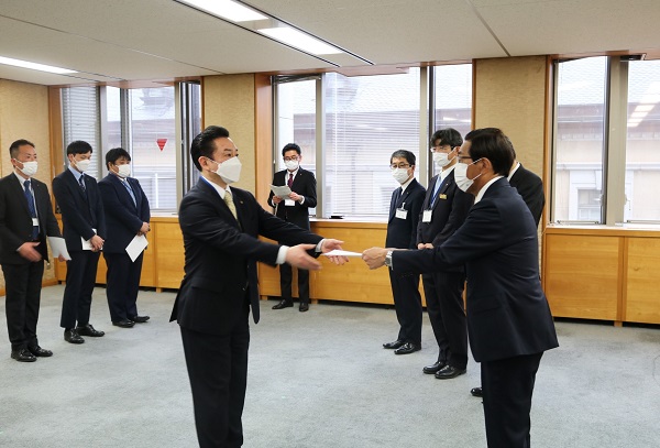 「安祥寺川・四宮川整備推進室」設置に係る併任辞令交付式に出席する知事