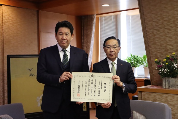 寄附受入に伴う感謝状贈呈に出席する知事