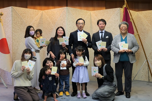 「京都版母子健康手帳」及び「京都版リトルベビーハンドブック」の作成協力者等の表敬訪問に出席する知事