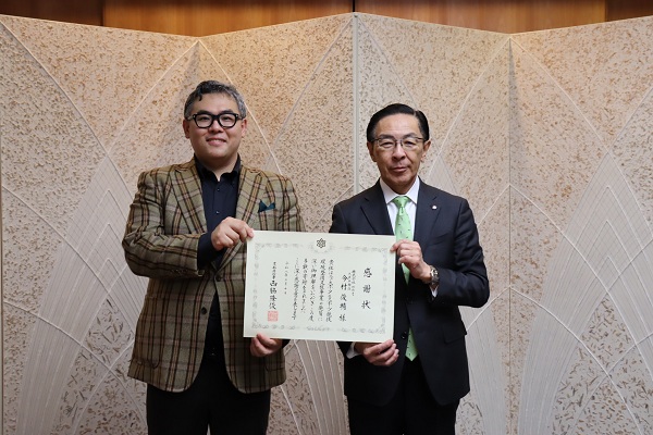 寄附受入に伴う感謝状贈呈に出席する知事