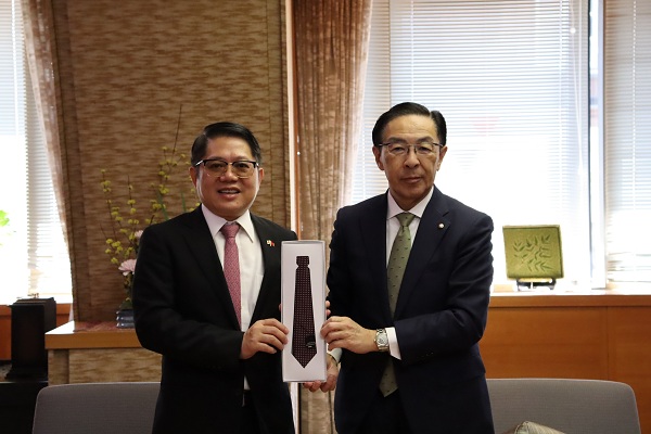 在大阪ベトナム社会主義共和国総領事の表敬訪問に出席する知事