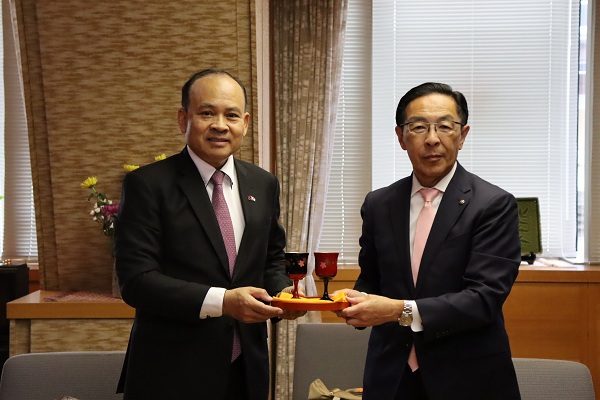 駐日ラオス人民民主共和国特命全権大使の表敬訪問に出席する知事