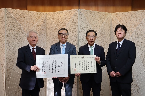 寄附受入に伴う感謝状贈呈に出席する知事