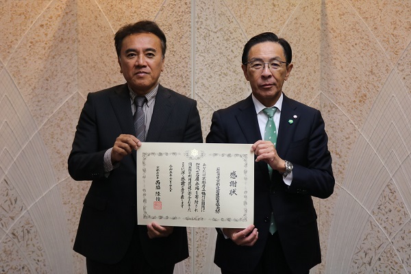 鴨川公園葵地区への加茂七石展示場の寄贈受入に伴う感謝状の贈呈に出席する知事