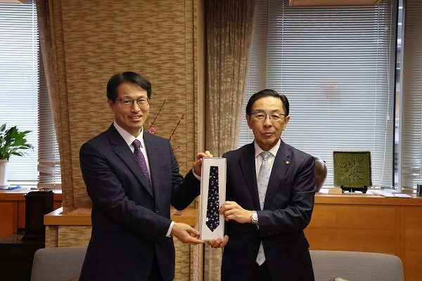 駐大阪大韓民国総領事の表敬訪問に出席する知事