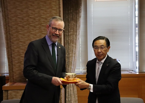 駐日アイルランド大使の表敬訪問に出席する知事