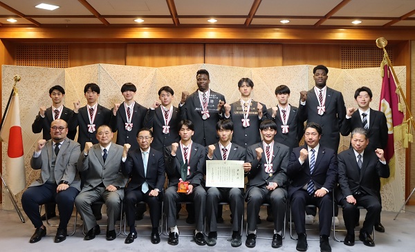 京都府スポーツ特別奨励賞 表彰式に出席する知事