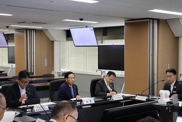 京都府農業渇水緊急対策会議に出席する知事