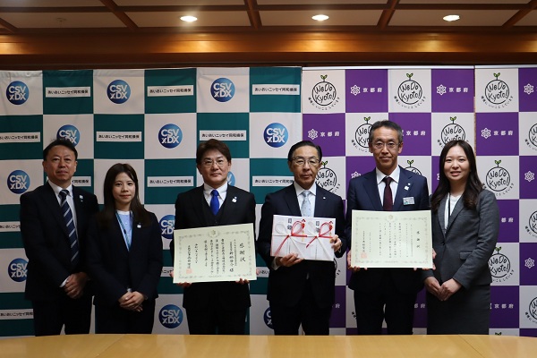 寄附受入に伴う感謝状贈呈に出席する知事