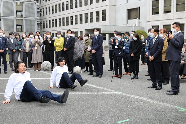 「京都府スポーツ特別奨励賞」パフォーマンスに出席する知事