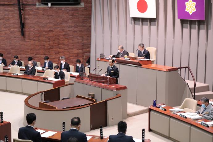 6府議会定例会に出席する知事