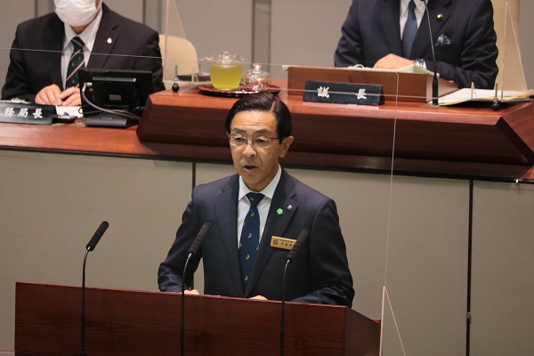 5月府議会臨時会に出席する知事