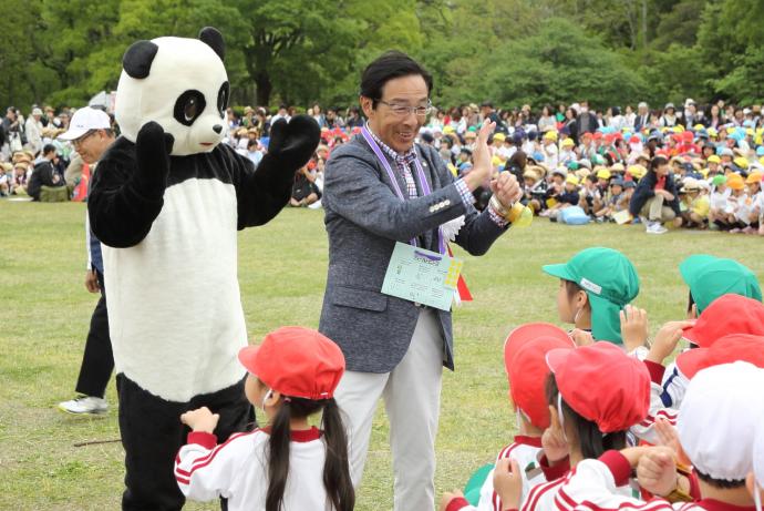 園児のみなさんとふれあう知事