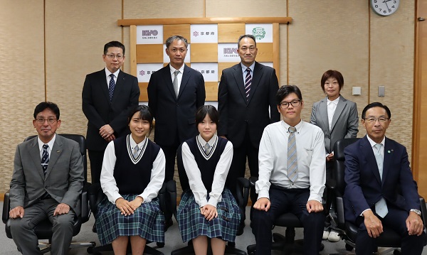 京都府立農芸高等学校が来庁に出席する知事